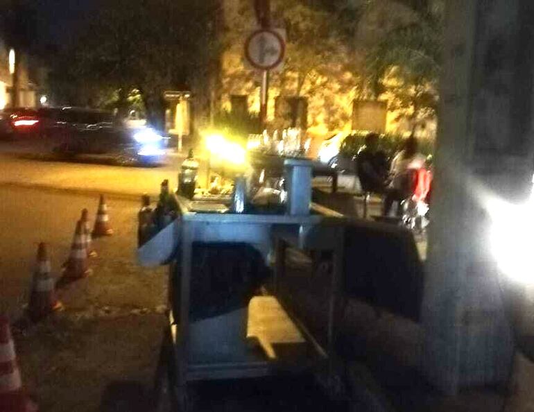 Bar de tragos supuestamente ubicado de forma ilícita en la vereda del local comercial denunciado.