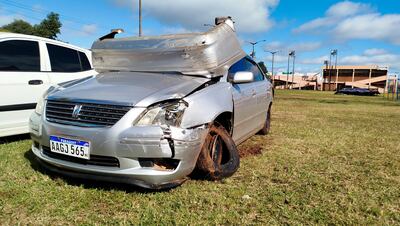 Jóvenes alcoholizados protagonizan gresca, persecución y choque contra patrullera en Encarnación.
