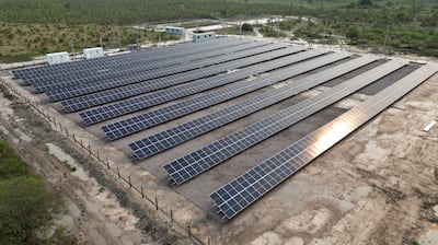 Paneles solares fotovoltaicos de la ANDE en Puerto Esperanza, Chaco.