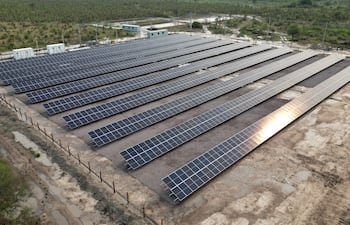 Paneles solares fotovoltaicos de la ANDE en Puerto Esperanza, Chaco.