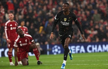 El delantero francés del Paris Saint-Germain, Ousmane Dembélé, celebra tras anotar el primer gol de su equipo durante el partido de vuelta de los cuartos de final de la UEFA Champions League entre el Liverpool y el Paris Saint-Germain en Anfield, Liverpool.