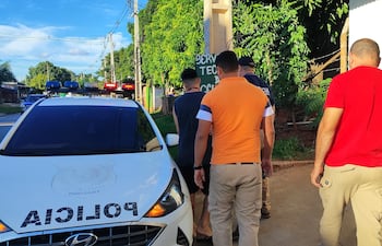 Luis Enrique González Valdovinos se dispone a abordar un móvil poiicial escoltado por agentes de Control de Automotores, tras culminar el procedimiento en Ñemby.