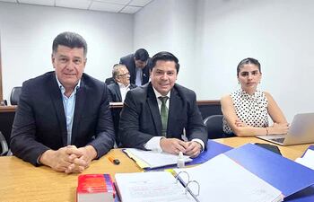 Efrain Alegre y su abogado Guillermo Duarte Cacavelos, en la sala de juicio oral.