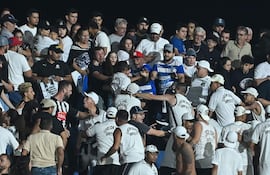 Aficionados del Santos se enfrentan entre sí antes del partido de fútbol de la fase de grupos de la Copa Sudamericana entre el Deportivo Recoleta de Paraguay y el Santos de Brasil en el estadio Río Parapití en Pedro Juan Caballero, Paraguay.