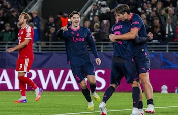 Herman Haugen (D), del Viking, celebra tras anotar el gol del 3-3 durante el partido de fútbol de la Liga de Campeones de la UEFA entre el Viking y el Bayern de Múnich en el Lyse Arena de Stavanger, Noruega,