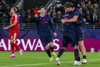 Herman Haugen (D), del Viking, celebra tras anotar el gol del 3-3 durante el partido de fútbol de la Liga de Campeones de la UEFA entre el Viking y el Bayern de Múnich en el Lyse Arena de Stavanger, Noruega,