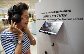 Una seguidora de los Beatles escuchando la última canción lanzada de la banda. El número de usuarios registrados en los grandes modelos de inteligencia artificial (IA) generativa en China ha superado los 600 millones, según datos revelados este domingo por el Ministerio de Industria y Tecnologías de la Información.