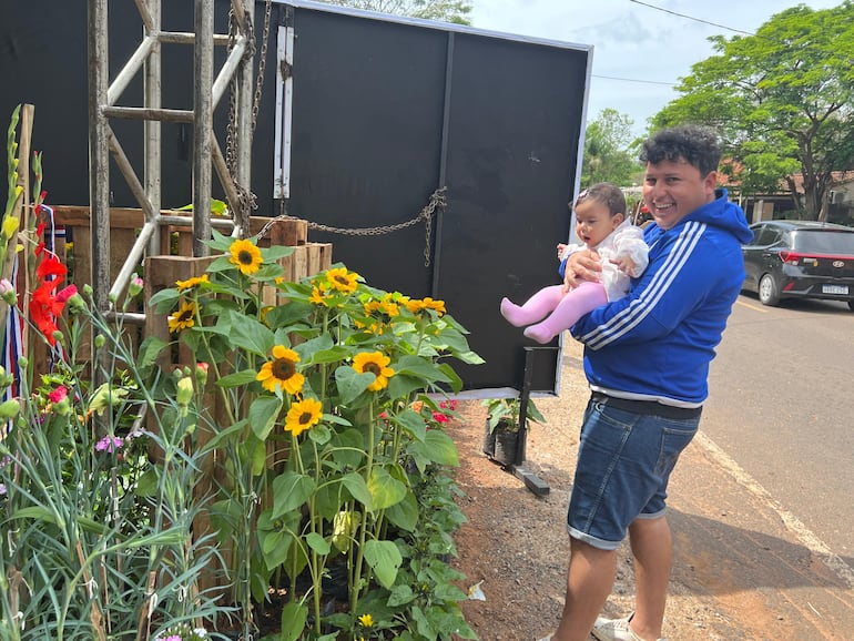 La gente llega con su familia, recorre los stands de la Expoferia Yvoty Rape y disfruta de la variedad de plantas y flores.