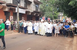 La procesión por la calles céntrica de Ciudad del Este.