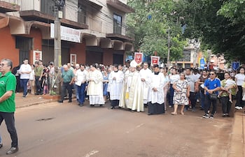 La procesión por la calles céntrica de Ciudad del Este.