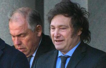 El presidente electo de Argentina, Javier Milei, confirmó este miércoles que Luis Caputo, que fue presidente del Banco Central de la República Argentina (BCRA), será su ministro de Economía cuando asuma la Presidencia el 10 de diciembre.