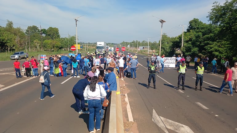 Policías jubilados se pliegan a manifestación docente y cierran intermitentemente la ruta PY02 en Coronel Oviedo