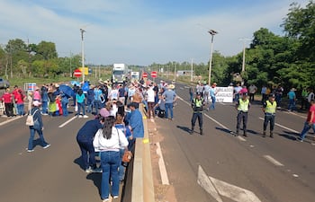 Policías jubilados del departamento de Caaguazú cierran en forma intermitente el km 129 de la Ruta PY02 de Coronel Oviedo.