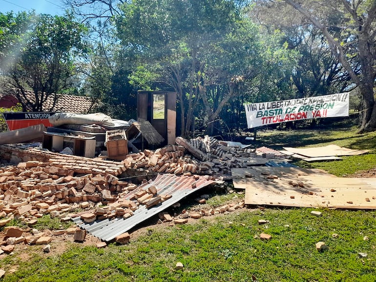 Poblador de la compañía Mbatovi de Paraguarí, fue víctima del derribo de parte de su pequeña casa. ARCHIVO.