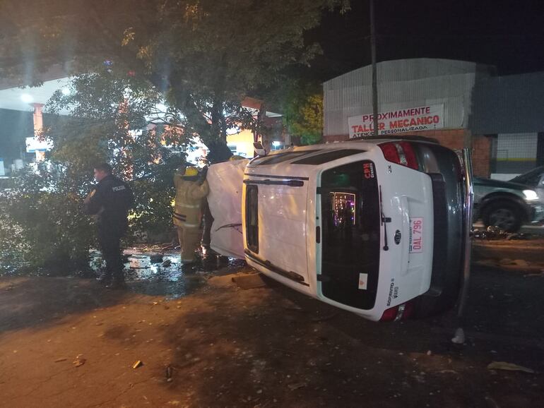 Aparatoso vuelco en San Lorenzo: automovilista abandonó su vehículo y huyó caminando