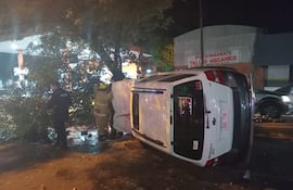 Conductor chocó contra un árbol, volcó su camioneta y escapó herido.