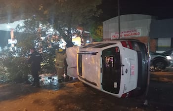 Conductor chocó contra un árbol, volcó su camioneta y escapó herido.