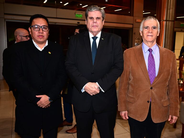 El embajador de Bolivia, Rufino Pasquito Tarumbara; Gabriel Rodríguez y  el embajador de México, Juan Manuel Nuharay.