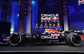 Pierre Wache, Isack Hadjar, Max Verstappen, Laurent Mekies, Alisha Palmowski, Phillip Prew y el RB22.