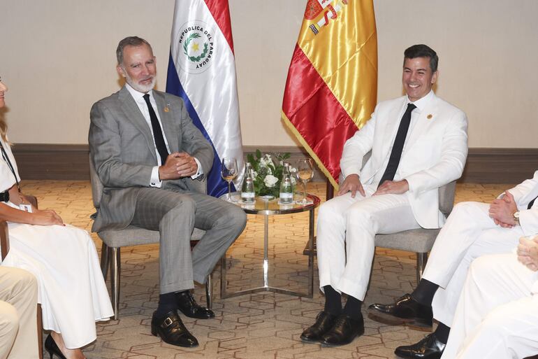El rey de España, Felipe VI (i), se reúne hoy con el presidente de la República de Paraguay, Santiago Peña (d), en Santo Domingo, donde ambos asisten a la toma de posesión del presidente dominicano, Luis Abinader, para su segundo y último mandato. 