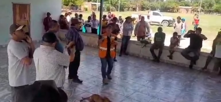 Hilario Adorno, de quepis negro y de espaldas, recrimina a la funcionaria de la SEN.