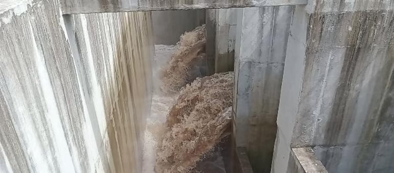 Ponen en marcha el sistema de bombeo para extraer agua del arroyo Ñeembucú y derivarla al río Paraguay.