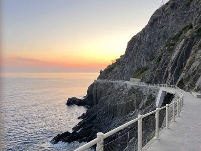 Vista general de la 'Vía del Amor', el sendero panorámico que se extiende sobre el mar en el parque nacional de Cinque Terre (noroeste), considerado uno de los más famosos de Italia, ha reabierto al público después de que un desprendimiento de tierra lo haya mantenido cerrado durante doce años.
