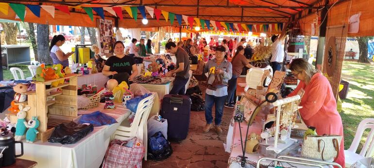 Visitantes disfrutan de la segunda edición de la Expo Orgullosamente Misionero en San Juan Bautista.