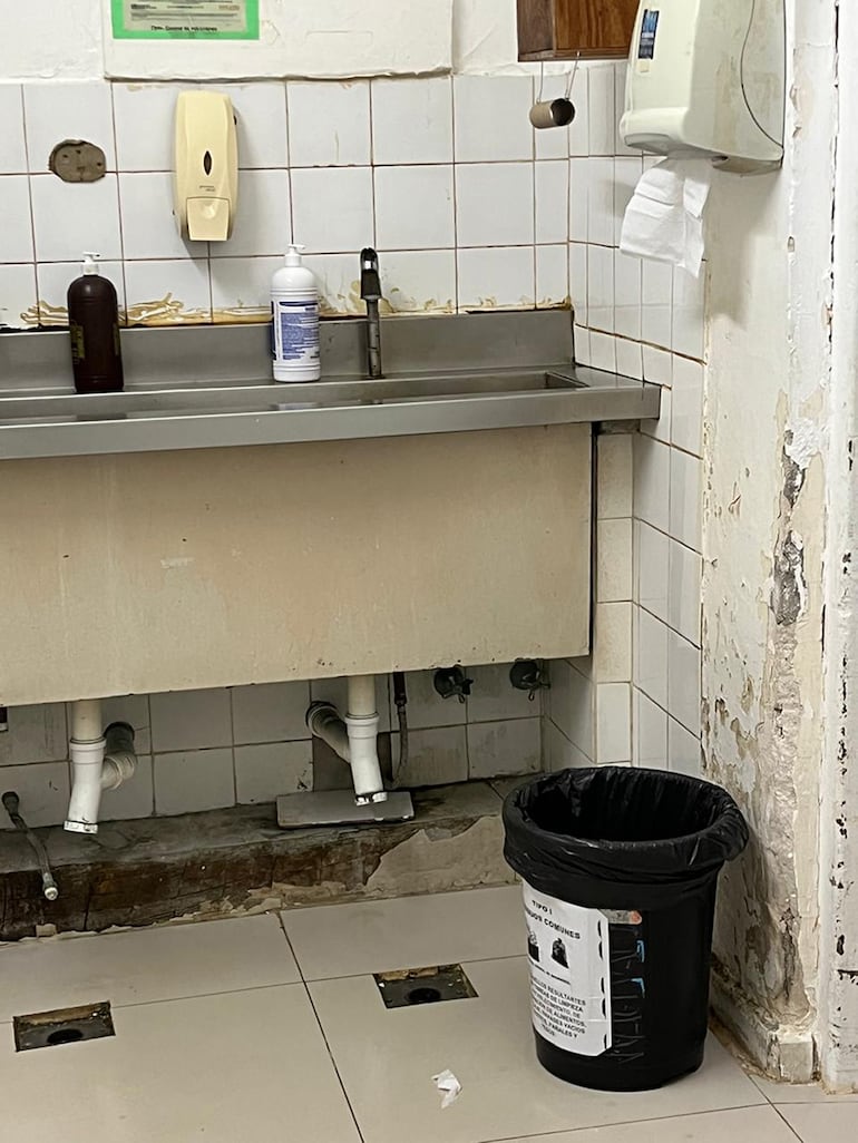 Área para higienización en quirófano del Hospital de Trauma.  