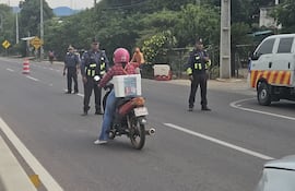 Uniformados de la Patrulla Caminera durante el operativo Caacupé 2025.