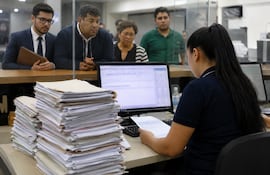Entre el 17 de junio y el 1 de julio, el RUN recibió el doble de documentos de los que logró expedir, ampliando la cantidad de trámites pendientes. (Imagen generada con IA)