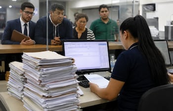 Entre el 17 de junio y el 1 de julio, el RUN recibió el doble de documentos de los que logró expedir, ampliando la cantidad de trámites pendientes. (Imagen generada con IA)
