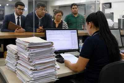 Entre el 17 de junio y el 1 de julio, el RUN recibió el doble de documentos de los que logró expedir, ampliando la cantidad de trámites pendientes. (Imagen generada con IA)