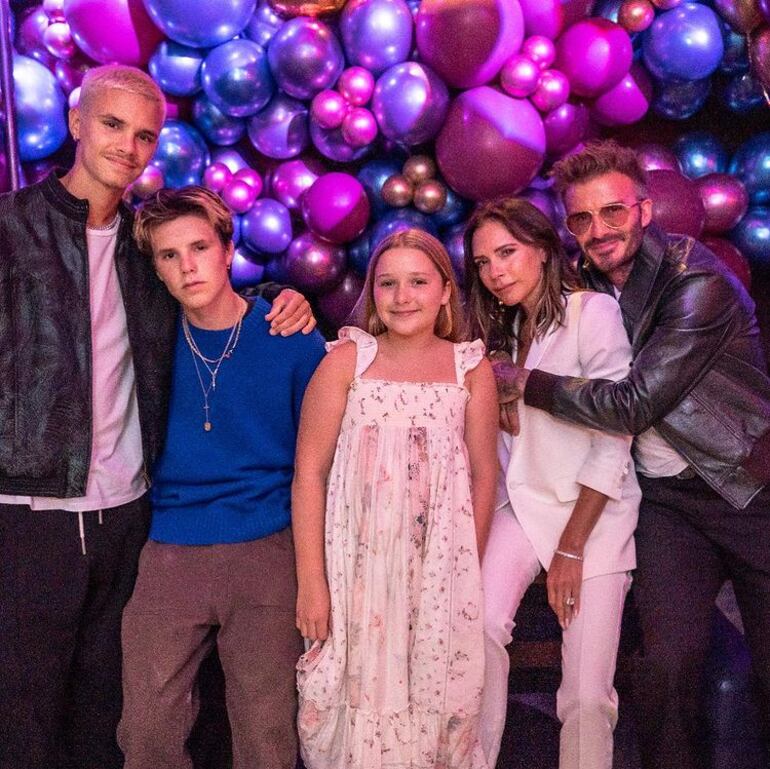 Celebrando la vida. Victoria Beckham junto a su esposo David Beckham y sus hijos Romeo, Cruz y Harper. Falta Brooklyn, quien se encontraba de luna de miel.