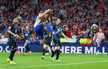 El delantero Alexander Sorloth (C) anotó tres de los cuatro goles para el triunfo del Atlético de Madrid sobre el Brujas, por 4-1 (global 7-4).