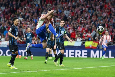 El delantero Alexander Sorloth (C) anotó tres de los cuatro goles para el triunfo del Atlético de Madrid sobre el Brujas, por 4-1 (global 7-4).