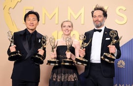 Hiro Murai, Katie Dippold y Matthew Rhys, ganadores de los premios a la Mejor Dirección de una Serie de Comedia, Mejor Guion de una Serie de Comedia, Mejor Actor Protagonista en una Serie de Comedia y Mejor Serie de Comedia por "Widow's Bay", posan en la sala de prensa durante la 78.ª edición de los premios Primetime Emmy en el Peacock Theater.