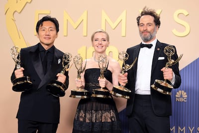 Hiro Murai, Katie Dippold y Matthew Rhys, ganadores de los premios a la Mejor Dirección de una Serie de Comedia, Mejor Guion de una Serie de Comedia, Mejor Actor Protagonista en una Serie de Comedia y Mejor Serie de Comedia por "Widow's Bay", posan en la sala de prensa durante la 78.ª edición de los premios Primetime Emmy en el Peacock Theater.