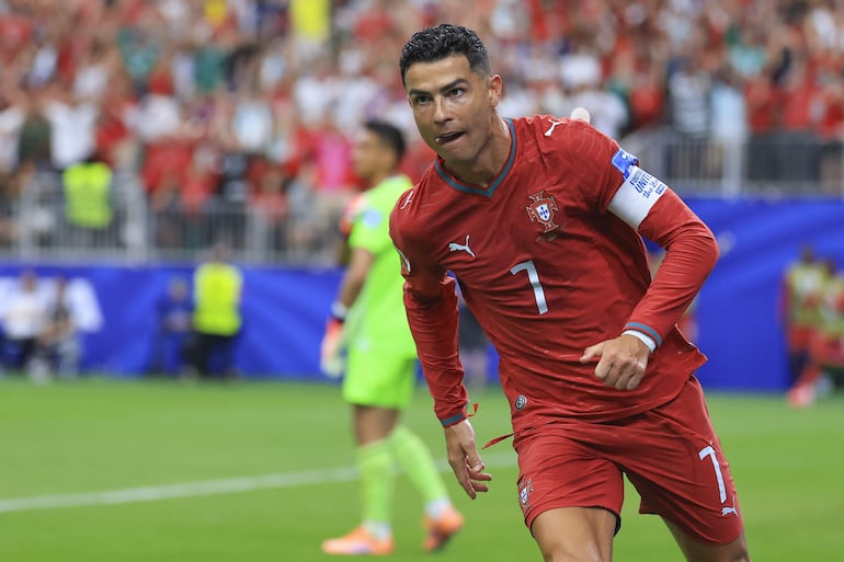 El delantero portugués Cristiano Ronaldo celebra tras anotar un gol durante el partido del Grupo K del Mundial 2026 que disputan las selecciones nacionales de Portugal y Uzbekistán en el estadio Houston (EEUU).