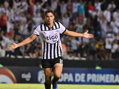 Lorenzo Melgarejo, futbolista de Libertad, festeja el tanto que anotó contra Guaireña por la séptima fecha del torneo Apertura 2023 del fútbol paraguayo en el estadio La Huerta de Asunción.