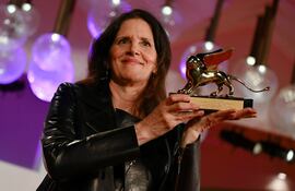 La directora Laura Poitras posa con el León de Oro del Festival de Venecia, que fue para su documental "All the Beauty and the Bloodshed".