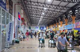 Unos de los bloques comerciales del Abasto Este de Minga Guazú.