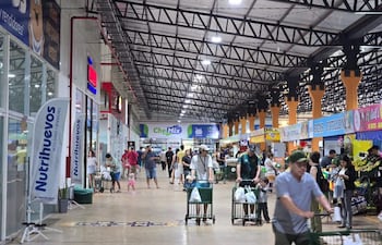 Unos de los bloques comerciales del Abasto Este de Minga Guazú.
