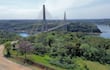Vista del puente de la Integración que une Presidente Franco, en Paraguay, con Foz de Iguazú, en Paraná, Brasil