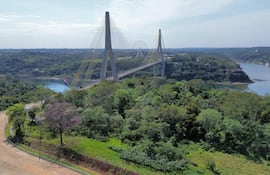 Vista del puente de la Integración que une Presidente Franco, en Paraguay, con Foz de Iguazú, en Paraná, Brasil
