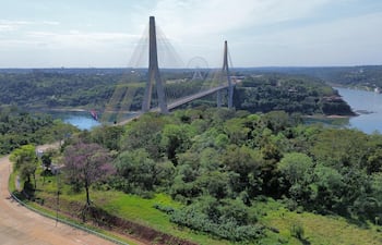 Vista del puente de la Integración que une Presidente Franco, en Paraguay, con Foz de Iguazú, en Paraná, Brasil