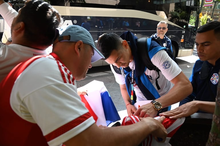 Fabián Balbuena firmado autografos a los aficionados en la llegada al hotel.