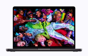 Fotografía difundida por Apple de su nuevo MacBook Pro. Apple lanzó este martes los últimos modelos de su MacBook Pro de 14 y de 16 pulgadas, con los nuevos procesadores M5 Pro y M5 Max, con los que la compañía busca mejorar el rendimiento para profesionales y sus capacidades de inteligencia artificial (IA) y el nuevo MacBook Air con el chip M5.