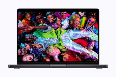 Fotografía difundida por Apple de su nuevo MacBook Pro. Apple lanzó este martes los últimos modelos de su MacBook Pro de 14 y de 16 pulgadas, con los nuevos procesadores M5 Pro y M5 Max, con los que la compañía busca mejorar el rendimiento para profesionales y sus capacidades de inteligencia artificial (IA) y el nuevo MacBook Air con el chip M5.