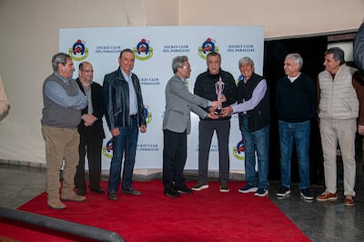 Gerardo García y Gustavo Pedrozo reciben la copa en el Premio Doble 10 - Fiesta Nacional de la República de China - Taiwán, por el triunfo de su caballo Tri Legal.